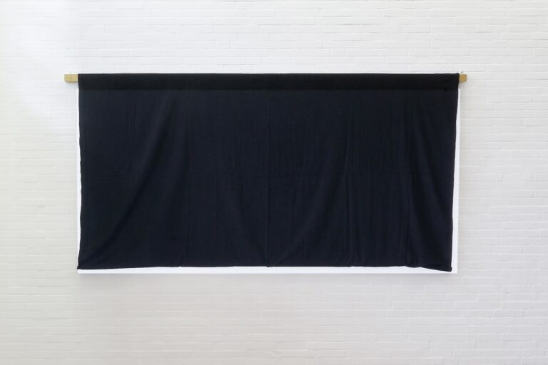 Johanna von Monkiewitsch, Black Out, 2021, Holz, Baumwollstoff, Projektor, Video, 1 Min. Loop, 180 x 320 x 12 cm, Berthold Pott Gallery, Cologne; Courtesy the artist and Berthold Pott Gallery, Cologne