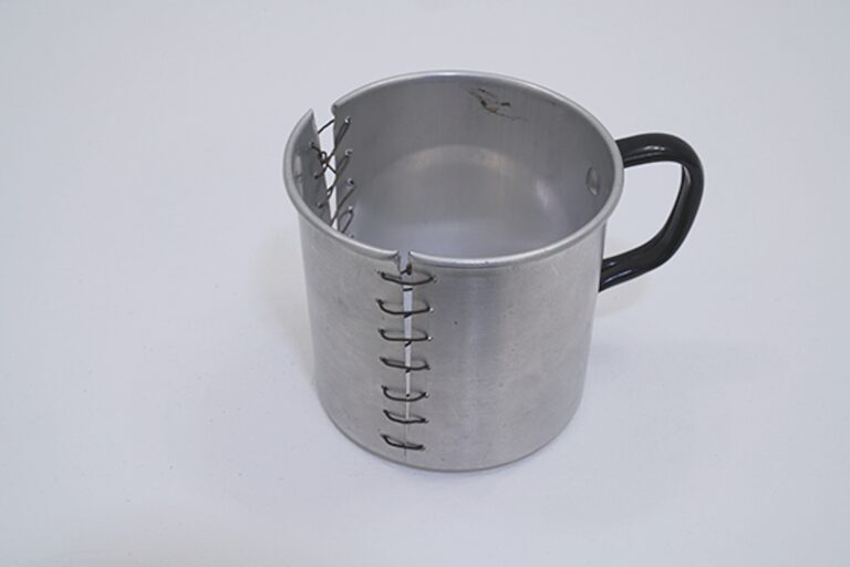 Ursula Burghardt, Genähter Becher, 1968, Aluminium, Kunststoff, Draht, Museum Morsbroich, Leverkusen / Schenkung aus dem Nachlass Kagel-Burghardt