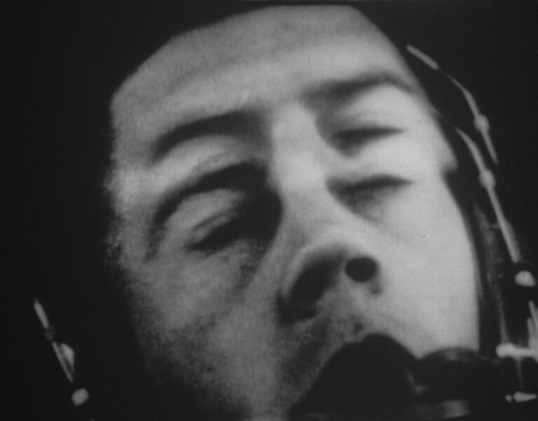 Wolf Vostell: Sun in your head, 1963. 16mm-Film auf Video übertragen, s/w., 5:30 Min., Videostill. Museum Morsbroich, Leverkusen / Schenkung von Mercedes und Rafael Vostell / Wolf Vostell Estate.