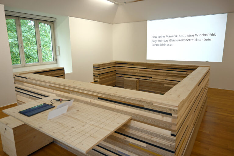Anja Utler, für ein zartes daheim, Installationsansicht mit Versspende von Gisbert Amm
