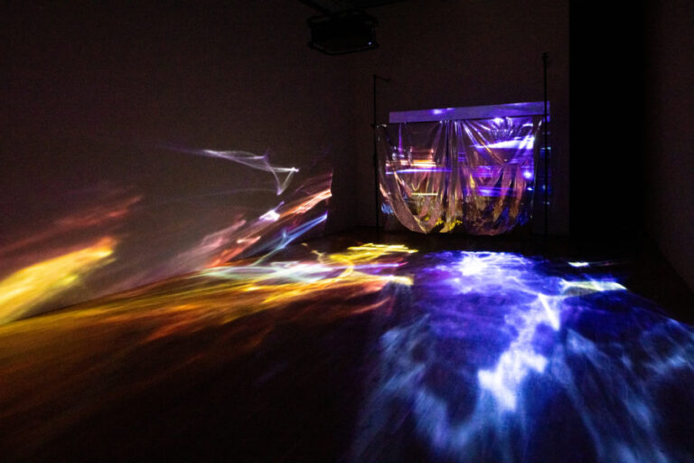 Mischa Kuball, platon's mirror, 2011 Video (Raum 1/4), 16:9, Farbe, Autopolsystem, Spiegelfolie, Installationsansicht Kunstmuseum Wolfsburg 2021 Kunstmuseum Wolfsburg, Leihgabe Christian Gerhart