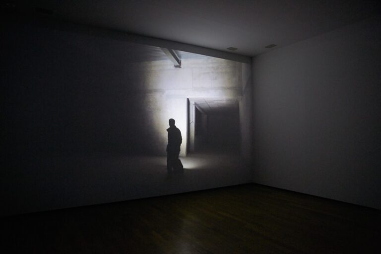 Eric Lanz, durchgehend, 2015, Videoinstallation mit 2 synchronisierten Projektionen und Ton, 20 Min., Ausstellungsansicht Moderne Galerie, Saarlandmuseum, Saarbrücken