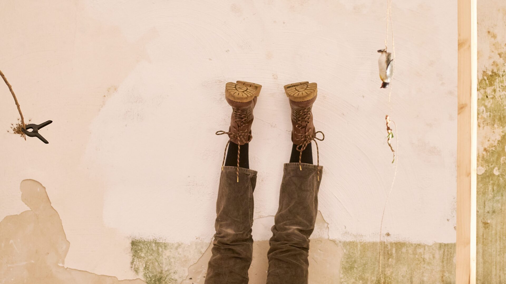 Helen Brecht, Performance im Rahmen der Ausstellung ZWISCHEN WESEN – LABOR von Susanne S.D. Themlitz und Roman Jungblut, Kulturhof Kalk, Köln, 2025