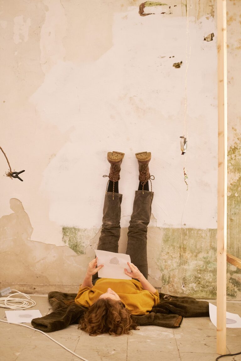 Helen Brecht, Performance im Rahmen der Ausstellung ZWISCHEN WESEN – LABOR von Susanne S.D. Themlitz und Roman Jungblut, Kulturhof Kalk, Köln, 2025
