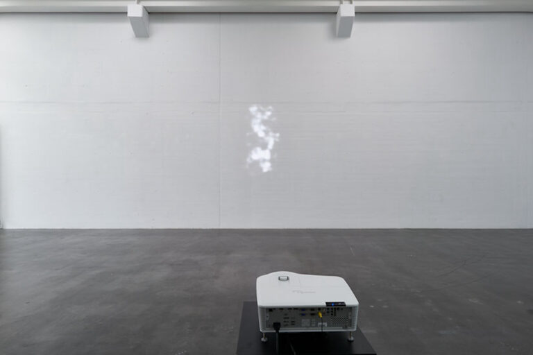 Johanna von Monkiewitsch, Sotoportego de la Furatola, Venice, 2016, Videoinstallation, 9:10 Min. Loop; Ausstellungsansicht “pass on”, Berthold Pott Gallery, Cologne; Courtesy the artist and Berthold Pott Gallery, Cologne