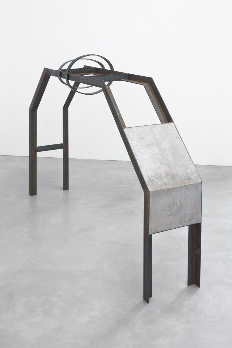 Mirosław Bałka 250 x 200 x 19, 2 x (60 x 40 x 14) 2001 Teppich, Salz, MDF, Plexiglas und Licht Teppich: 250 x 200 x 19 cm, Lampen: je 60 x 40 x 14 cm Courtesy der Künstler und Gladstone Gallery, New York und Brüssel