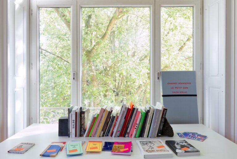 mit Werken von Bernd Ackfeld, Martin Assig, Joseph Beuys, Michael von Biel, Bittermann & Duka, Caroline Bittermann, Stefan Bohnenberger, Gerd Bonfert, Natascha Borowsky, Alexander Braun, Berlinde De Bruyckere, Peter Buggenhout, Franz Burkhardt, Oliver Czernetta, Mark Dion, Reinhard Doubrawa, Peter Duka, Marcel Dzama, Marcel van Eeden, Jochen Flinzer, Günther Förg, Klaus Gaida, Pierre Granoux, Tobias Hantmann, Antonius Höckelmann, Gustav Kluge, Mischa Kuball, Jochen Lempert, Bärbel Messmann, Ulrich Moskopp, Marcus Neufanger, Chris Newman, Olaf Nicolai, Jürgen Paas, Franziska Reinbothe, Thomas Ruff, Roland Schappert, Nora Schattauer, Stefan Schmitz, Adrian Schoormans, Norbert Schwontkowski, Christian Sery (Sery C.), Thomas Struth, Gert & Uwe Tobias, Rosemarie Trockel, Günter Tuzina, Ecki Vespa, Johannes Wohnseifer, 4000, u.a. sowie einer kleinen Auswahl an Mineralien, Fossilien, Naturalia, Kuriositäten und Figuren und Kraftobjekten aus Afrika. Bücher zu den einzelnen Künstlern und Themen liegen zur Ansicht und Lektüre bereit.