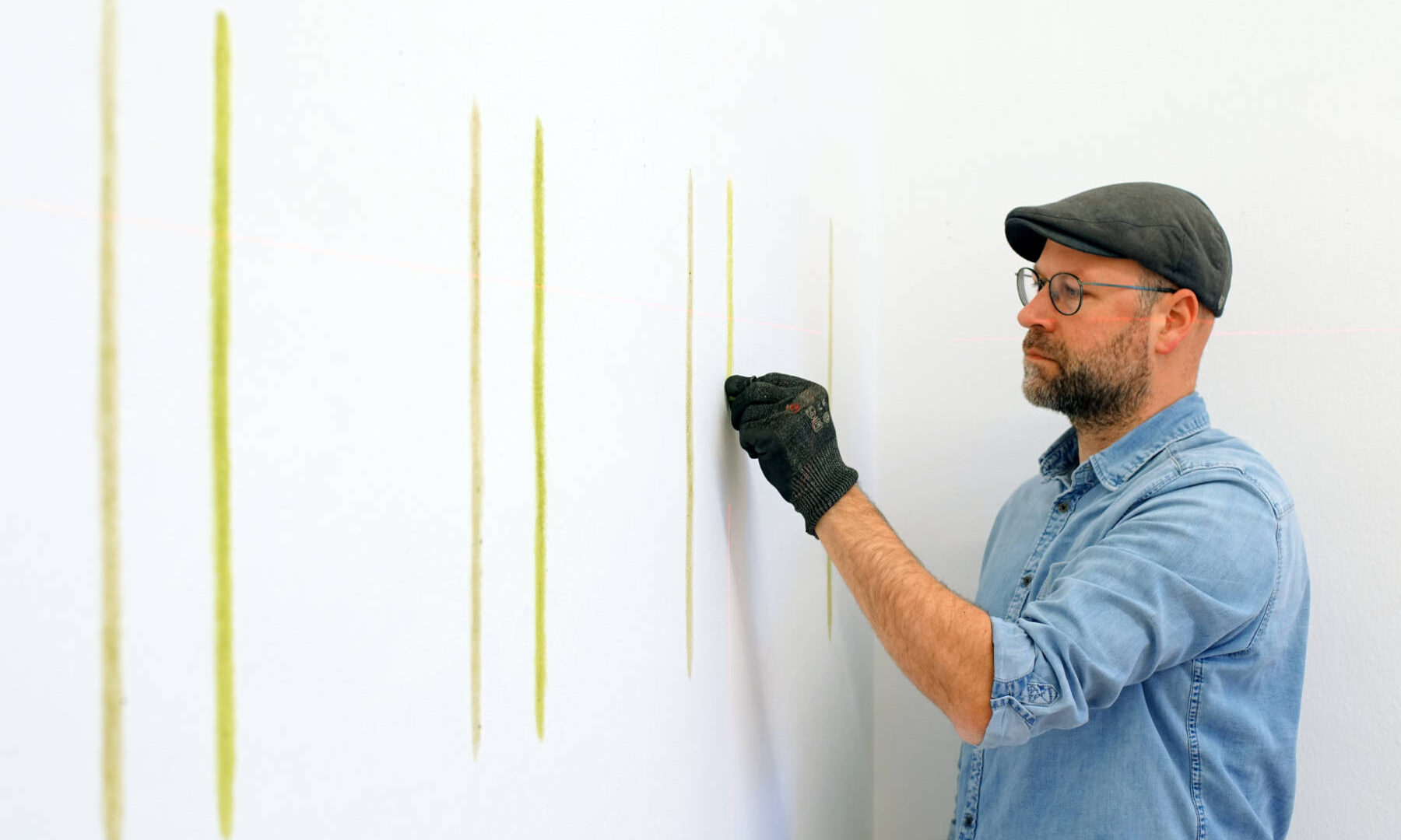 David Semper, SENTENZEN Morsbroich, 2022-2023; Efeuabrieb (vier unterschiedliche Zeitpunkte, hier zweiter Zeitpunkt). Courtesy the artist.