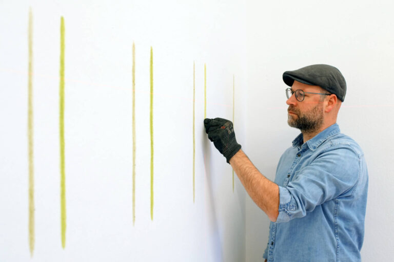 David Semper, SENTENZEN Morsbroich, 2022-2023; Efeuabrieb (vier unterschiedliche Zeitpunkte, hier zweiter Zeitpunkt). Courtesy the artist.