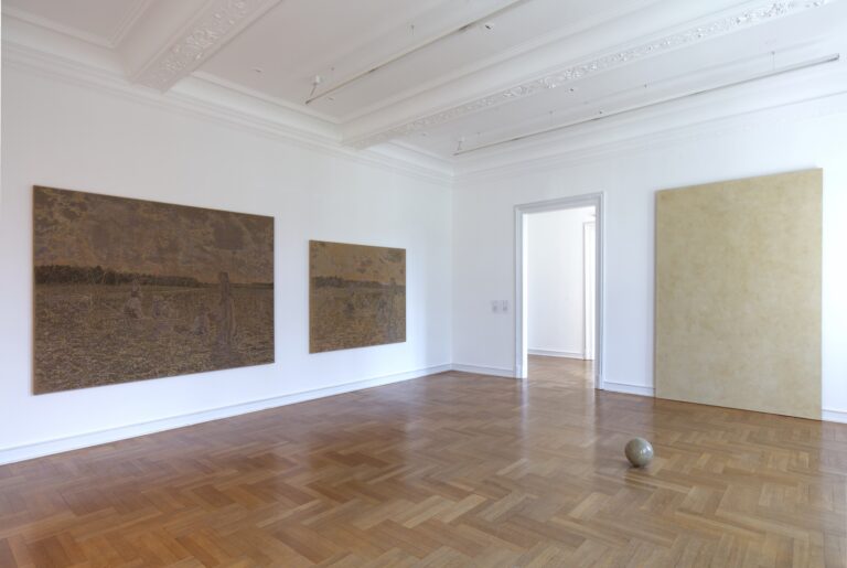 1 Barbara Nemitz beim Aufbau. 2 Raumansicht ihrer Arbeiten (links) im Zusammespiel mit Arbeiten von Timo Kube 3 Ohne Titel, Nr. 1, 2016 Ölpastellkreide auf Jute, überstickt Courtesy the artist Ohne Titel, Nr. 6, 2019 Ölpastellkreide auf Jute, Kordelbespannung Courtesy the artist