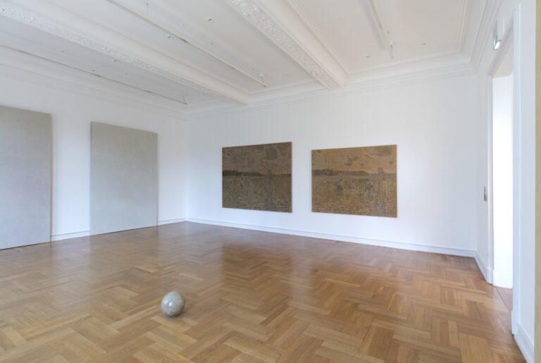 1-5: Arbeiten an der Wand: Serie Siegburg #1-#3, 2015 - 2018, Tonerde auf Leinwand Objekt auf dem Boden: Sphere #3, 2019 - 2020, Tonerde 3: Detailansicht Siegburg #2 4: Raumansicht mit einer Arbeit von Schirin Kretschmann 5: Raumansicht mit Arbeiten von Barbara Nemitz Alle Arbeiten Courtesy the artist und Galerie Gisela Clement, Bonn