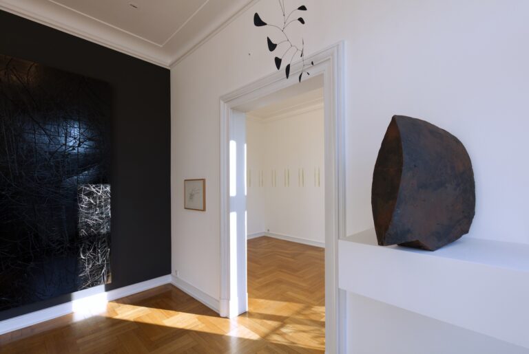 Efeuabrieb (vier unterschiedliche Zeitpunkte, hier zweiter Zeitpunkt). Courtesy the artist. Im Bild: Arbeiten von Imi Knoebel (l.), Andrea Wolfensberger (2.v.l.) und Michale Croissant (r.)