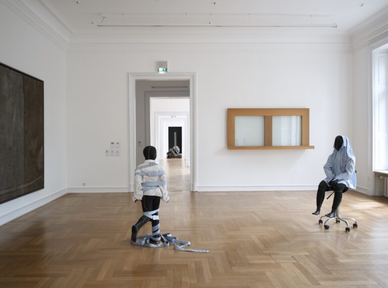 walk & talk 16. Juli, 13. August, 15. Oktober 12 Uhr Bewegungen zur Kunst mit dem Morsbroicher Kurator*innen - 16. Juli mit Dr. Fritz Emslander - 13. August mit Dr. Thekla Zell - 15. Oktober mit Dr. Thekla Zell Wir bitten um Anmeldung unter Telefon +49 21 44 06 45 00 oder info@morsbroich.de