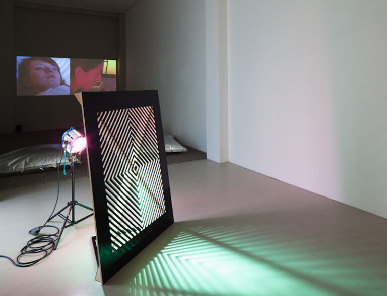 Sue de Beer, The Ghosts, 2011, 2-Kanal-Videoinstallation, Teppich, Sitzsäcke, Courtesy Galerie Christian Ehrentraut, Berlin und Marianne Boesky Gallery, New York