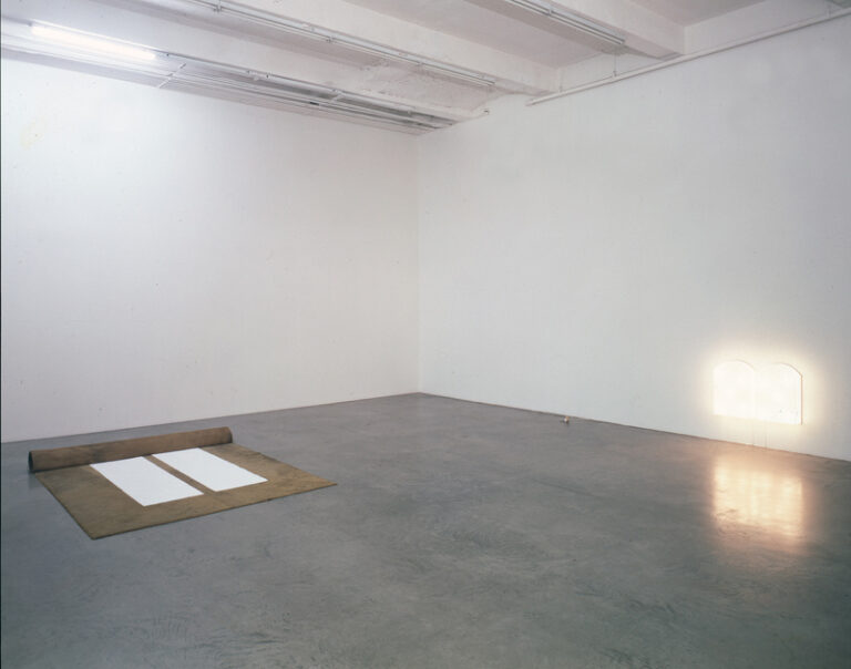 Mirosław Bałka, 250 x 200 x 19, 2 x (60 x 40 x 14), 2001, Teppich, Salz, MDF, Plexiglas und Licht, Courtesy der Künstler und Gladstone Gallery, New York und Brüssel