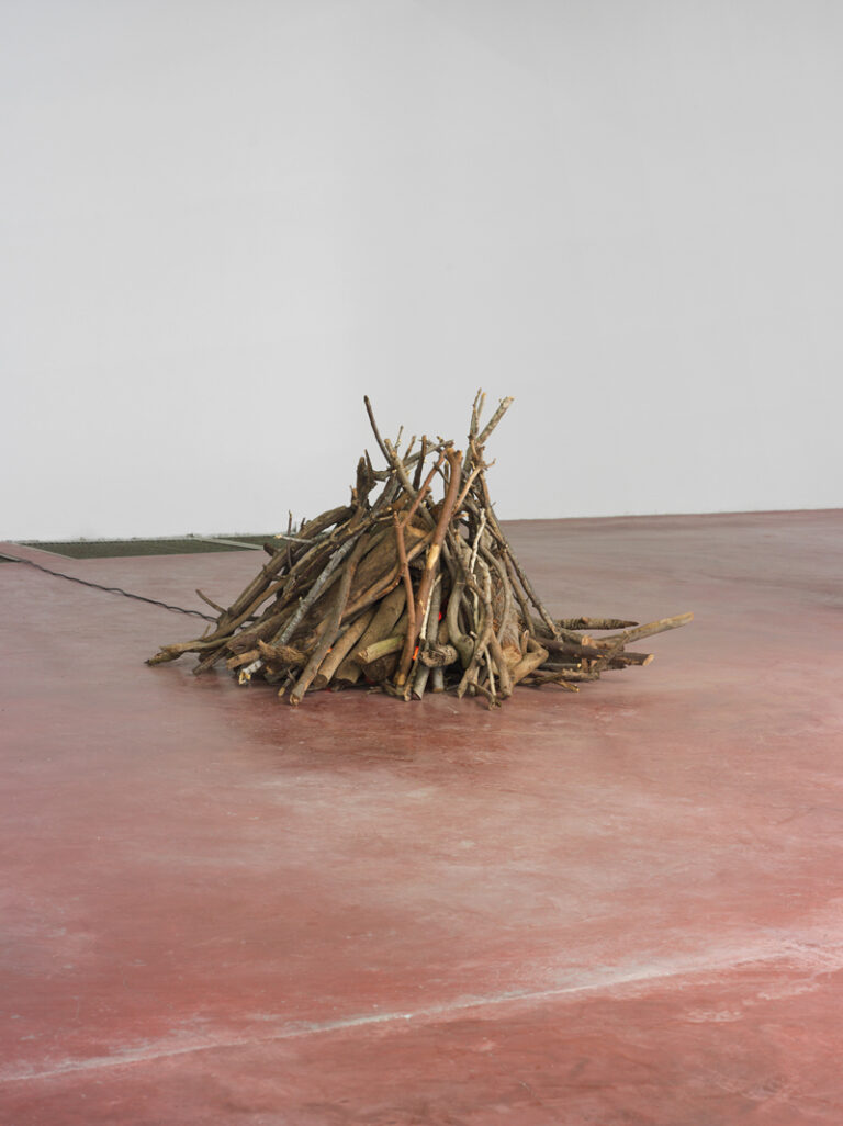 Mirosław Bałka Bon Fire Holz, 10 blinkende elektrische Glühbirnen Maße variabel Courtesy der Künstler und Dvir Gallery, Tel Aviv und Brüssel